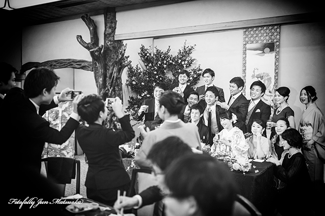 つきじ治作ウエディングフォト ブライダルフォト 結婚式写真 披露宴高砂モノクロスナップ