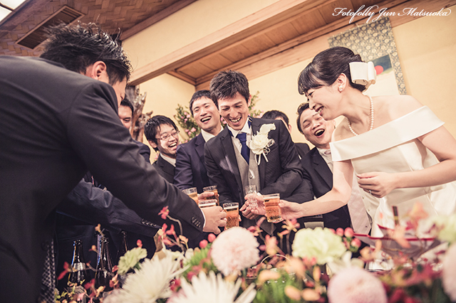 つきじ治作ウエディングフォト ブライダルフォト 結婚式写真 披露宴高砂でゲストと乾杯