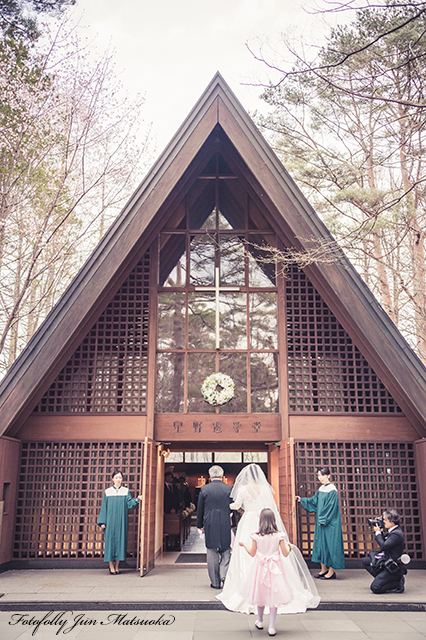 ブレストンコート高原教会ウエディングフォト ブライダルフォト 結婚式写真 挙式入場バックショット