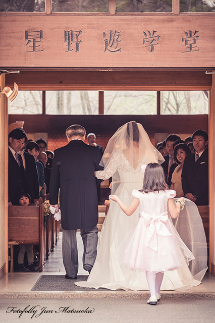ブレストンコート高原教会ウエディングフォト ブライダルフォト 結婚式写真 挙式入場バックショットスナップ