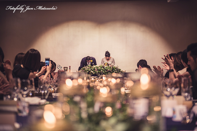 ブレストンコート高原教会ウエディングフォト ブライダルフォト 結婚式写真 披露宴入場メインテーブル一礼
