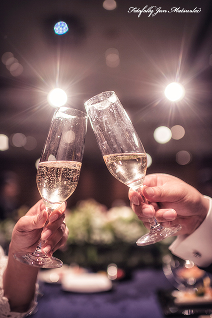 ブレストンコート高原教会ウエディングフォト ブライダルフォト 結婚式写真 披露宴乾杯シャンパングラス重ねて
