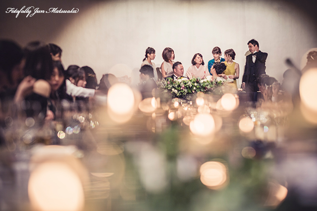 ブレストンコート高原教会ウエディングフォト ブライダルフォト 結婚式写真 披露宴歓談中高砂の様子引きで