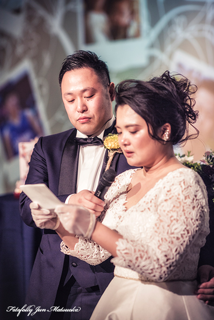ブレストンコート高原教会ウエディングフォト ブライダルフォト 結婚式写真 披露宴花嫁の手紙を読む新婦スナップ