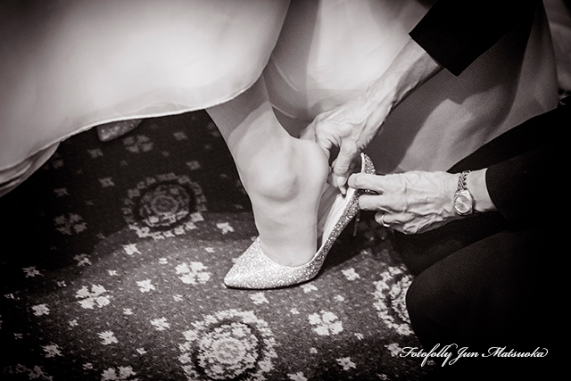 グランドプリンスホテル高輪ウエディングフォト ブライダルフォト 結婚式写真 挙式入場前ヒールにコインを入れる新婦