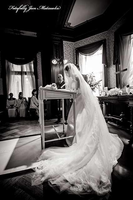 グランドプリンスホテル高輪ウエディングフォト ブライダルフォト 結婚式写真 挙式誓約書にサインする新婦