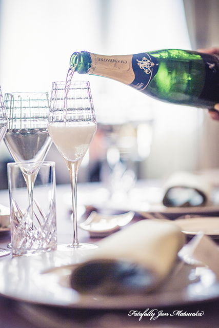 グランドプリンスホテル高輪ウエディングフォト ブライダルフォト 結婚式写真 披露宴シャンパングラスに注がれる乾杯酒