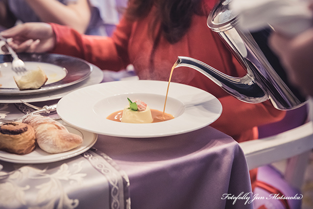 グランドプリンスホテル高輪ウエディングフォト ブライダルフォト 結婚式写真 披露宴料理にソースを注がれる