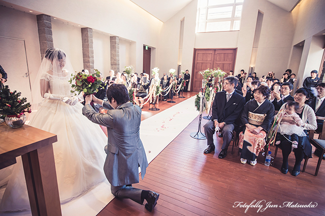 ハーベストクラブ旧軽井沢ウエディングフォト ブライダルフォト 結婚式写真 挙式ブーケセレモニーひざまずいてプロポーズする新郎