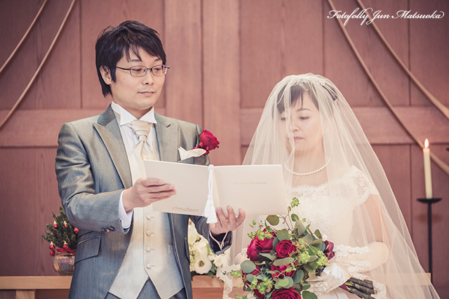 ハーベストクラブ旧軽井沢ウエディングフォト ブライダルフォト 結婚式写真 挙式誓いの言葉を読む新郎新婦