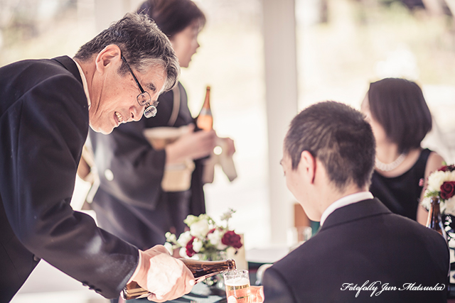 ハーベストクラブ旧軽井沢ウエディングフォト ブライダルフォト 結婚式写真 披露宴中座中お酒を注ぎに回る両親