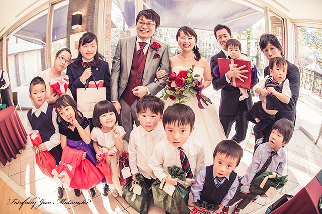 ハーベストクラブ旧軽井沢ウエディングフォト ブライダルフォト 結婚式写真 披露宴ゲストに記念品贈呈後の記念撮影