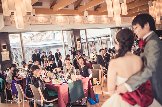 ハーベストクラブ旧軽井沢ウエディングフォト ブライダルフォト 結婚式写真 披露宴新婦両親への手紙を読んでいるときの会場の様子