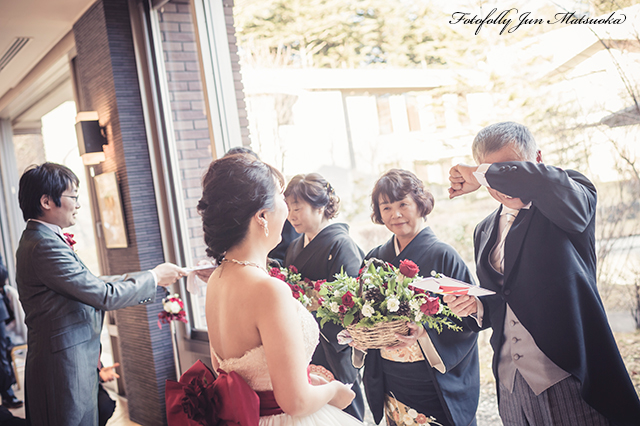 ハーベストクラブ旧軽井沢ウエディングフォト ブライダルフォト 結婚式写真 披露宴両親花束贈呈