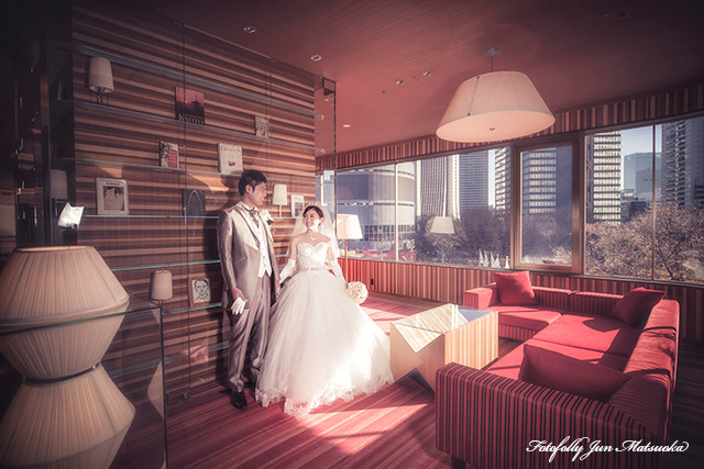 ヒルトン東京ウエディングフォト ブライダルフォト 結婚式写真 館内ロケーションフォト撮影 壁にもたれて自然な感じ
