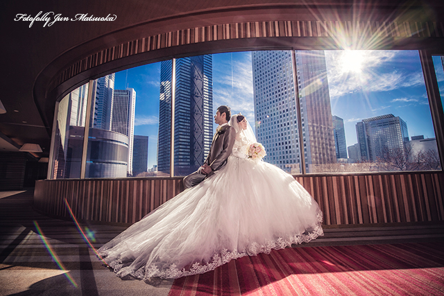 ヒルトン東京ウエディングフォト ブライダルフォト 結婚式写真 館内ロケーションフォト撮影高速ビル群をダイナミックに入れて