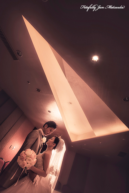 ヒルトン東京ウエディングフォト ブライダルフォト 結婚式写真 館内ロケーションフォト撮影 室内内装を活かして