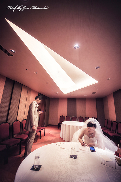 ヒルトン東京ウエディングフォト ブライダルフォト 結婚式写真 花嫁両親の手紙を仕上げる部屋の様子