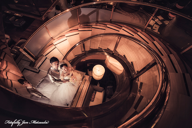 ヒルトン東京ウエディングフォト ブライダルフォト 結婚式写真 館内ロケーションフォト螺旋階段