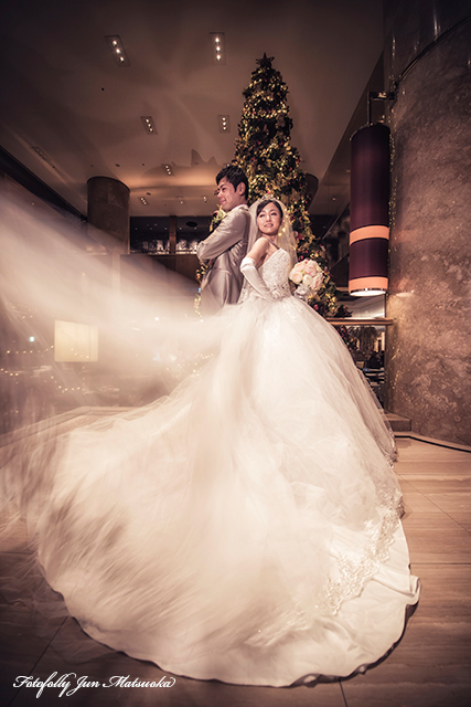 ヒルトン東京ウエディングフォト ブライダルフォト 結婚式写真 館内ロケーションフォトウエディングドレスたなびき