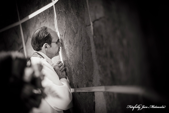 ヒルトン東京ウエディングフォト ブライダルフォト 結婚式写真 挙式前お祈りを捧げる牧師