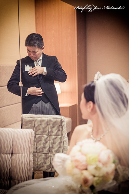 ヒルトン東京ウエディングフォト ブライダルフォト 結婚式写真 挙式控室父の様子
