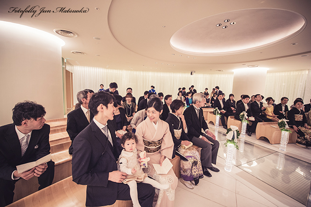ヒルトン東京ウエディングフォト ブライダルフォト 結婚式写真 挙式前のゲストの様子