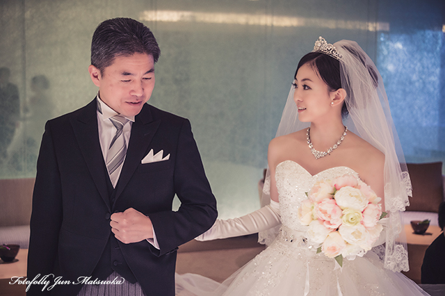 ヒルトン東京ウエディングフォト ブライダルフォト 結婚式写真 挙式入場前の父と新婦