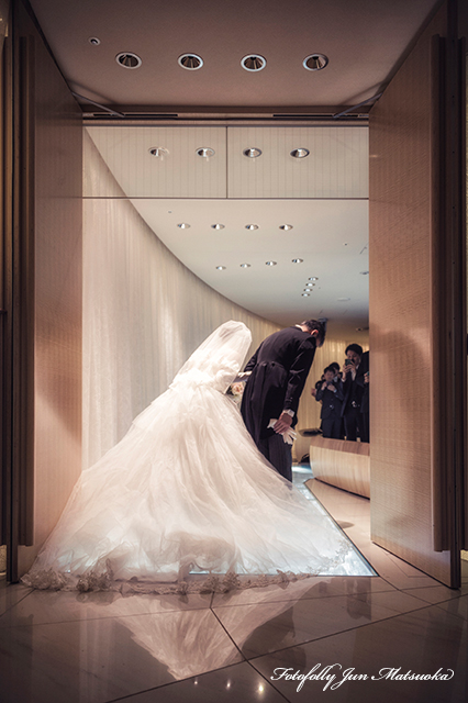 ヒルトン東京ウエディングフォト ブライダルフォト 結婚式写真 挙式入場バックショット