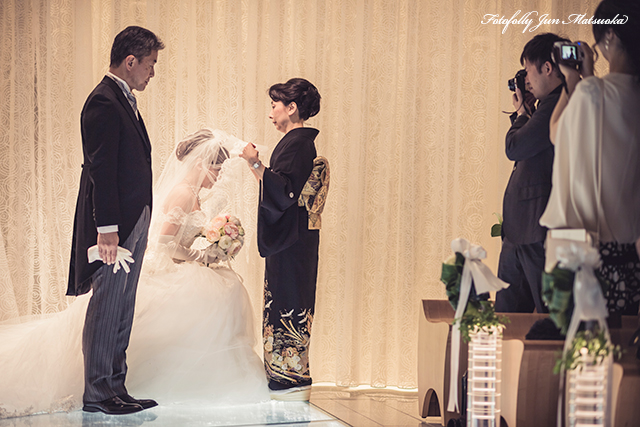 ヒルトン東京ウエディングフォト ブライダルフォト 結婚式写真 挙式ベールダウン