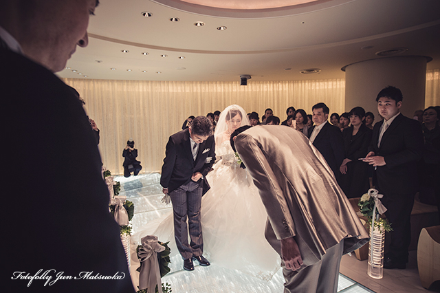 ヒルトン東京ウエディングフォト ブライダルフォト 結婚式写真 挙式入場一礼