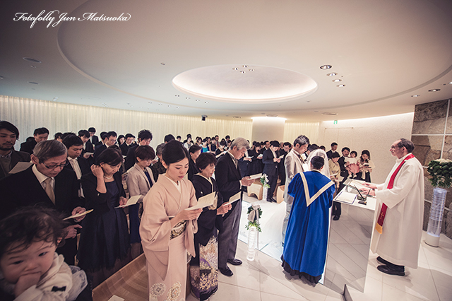 ヒルトン東京ウエディングフォト ブライダルフォト 結婚式写真 挙式賛美歌を歌うゲストヒルトン東京ウエディングフォト ブライダルフォト 結婚式写真 挙式ベールアップ