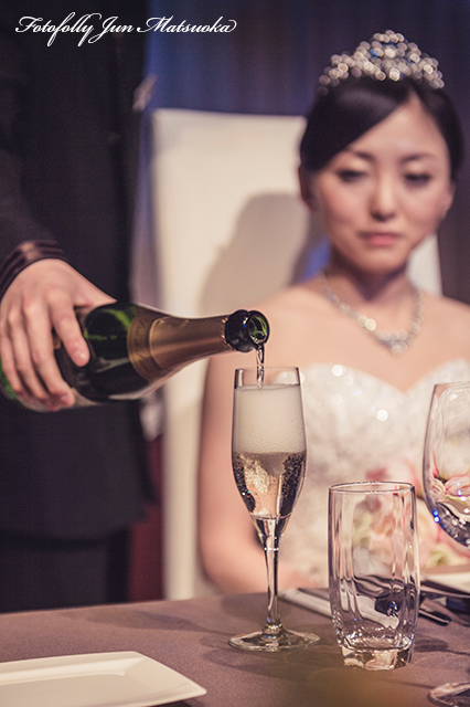ヒルトン東京ウエディングフォト ブライダルフォト 結婚式写真 披露宴シャンパングラスにシャンパンがつがれるイメージカット