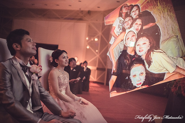 ヒルトン東京ウエディングフォト ブライダルフォト 結婚式写真 披露宴余興の映像を見る新郎新婦