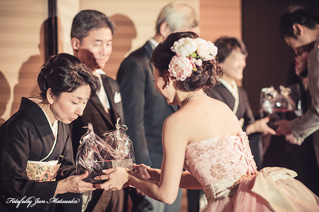 ヒルトン東京ウエディングフォト ブライダルフォト 結婚式写真 披露宴両親花束贈呈