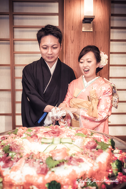 ヒルトントウキョウベイウエディングフォト ブライダルフォト 結婚式写真 披露宴寿司ケーキカット