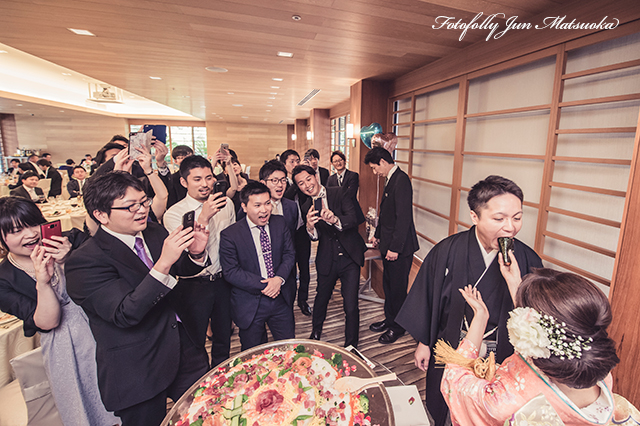 ヒルトントウキョウベイウエディングフォト ブライダルフォト 結婚式写真 披露宴ケーキ寿司ファーストバイト