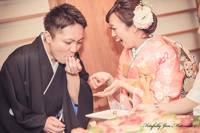 ヒルトントウキョウベイウエディングフォト ブライダルフォト 結婚式写真 披露宴お寿司ケーキファーストバイトスナップ