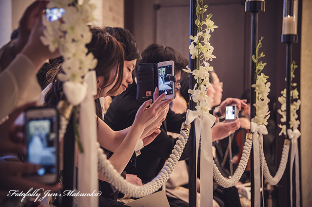 ホテルモントレ銀座ウエディングフォト 結婚式写真 ブライダルフォト フォトフォリーウエディングフォト 挙式中のゲストの様子