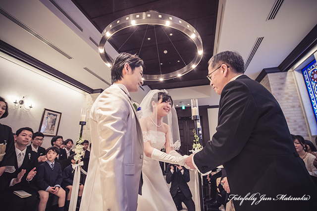 ホテルモントレ銀座ウエディングフォト 結婚式写真 ブライダルフォト フォトフォリーウエディングフォト 挙式両親と握手
