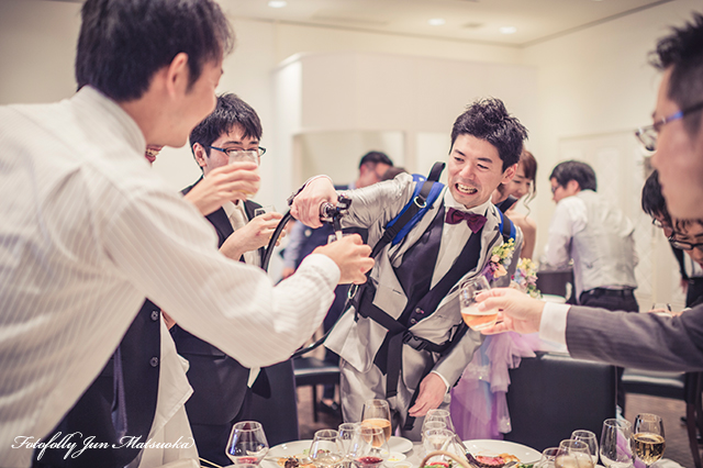ヴィラデマリアージュ長野ウエディングフォト ブライダルフォト 結婚式写真 披露宴再入場ビールサーブをしながらテーブルラウンドする新郎