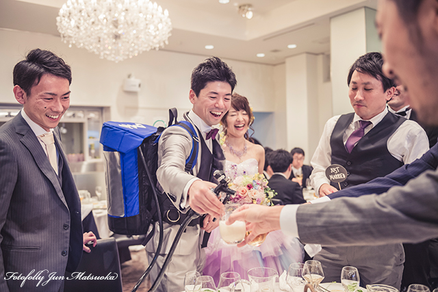 ヴィラデマリアージュ長野ウエディングフォト ブライダルフォト 結婚式写真 披露宴再入場ビールサーブスナップ