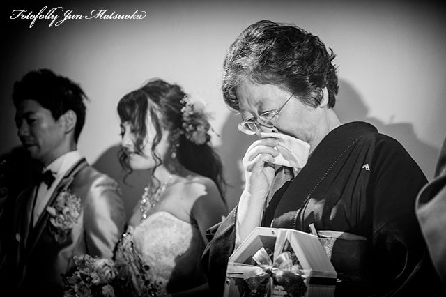 ヴィラデマリアージュ長野ウエディングフォト ブライダルフォト 結婚式写真 披露宴謝辞中に涙する母