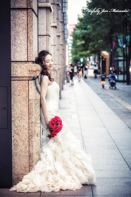 ウエディングフォト　ウェディングフォト　前撮り　東京駅付近　ロケーションフォト　結婚式前撮り　フォトウエディング　仲通りで前撮り　壁に寄り掛かって
