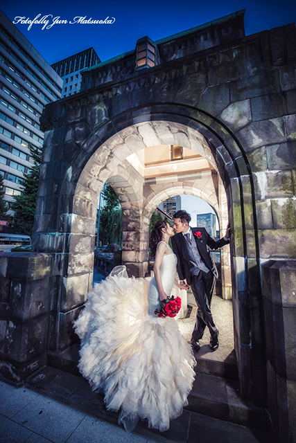 ウエディングフォト　ウェディングフォト　前撮り　東京駅付近　ロケーションフォト　結婚式前撮り　フォトウエディング　行幸通り　東京駅駅舎前で前撮り　ドレスふわふわ