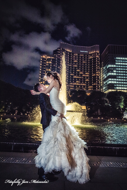 ウエディングフォト　ウェディングフォト　前撮り　東京駅付近　ロケーションフォト　結婚式前撮り　フォトウエディング和田倉噴水公園で前撮り　噴水前新婦抱っこ