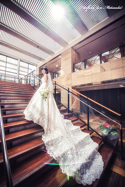 ウエディングフォト ブライダルフォト 結婚式写真 ロケーションフォト階段カット新婦ソロ
