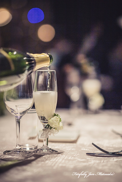 ウエディングフォト ブライダルフォト 結婚式写真 披露宴乾杯酒が注がれるグラス