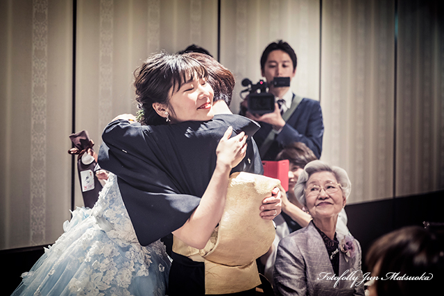 ウエディングフォト ブライダルフォト 結婚式写真 披露宴母と抱き合う新婦
