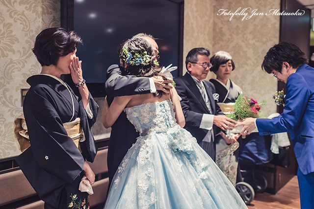 ウエディングフォト ブライダルフォト 結婚式写真 披露宴両親花束贈呈新婦を抱きしめる父